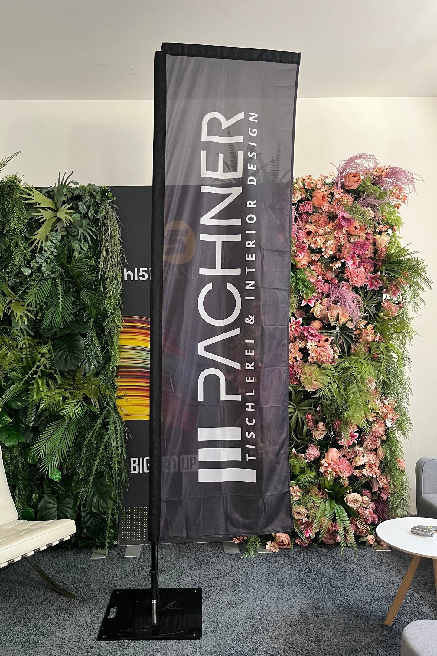 Praktische Beachflags im rechteckigen Design und vielseitiger Funktionalität für auffällige Werbung und Events.