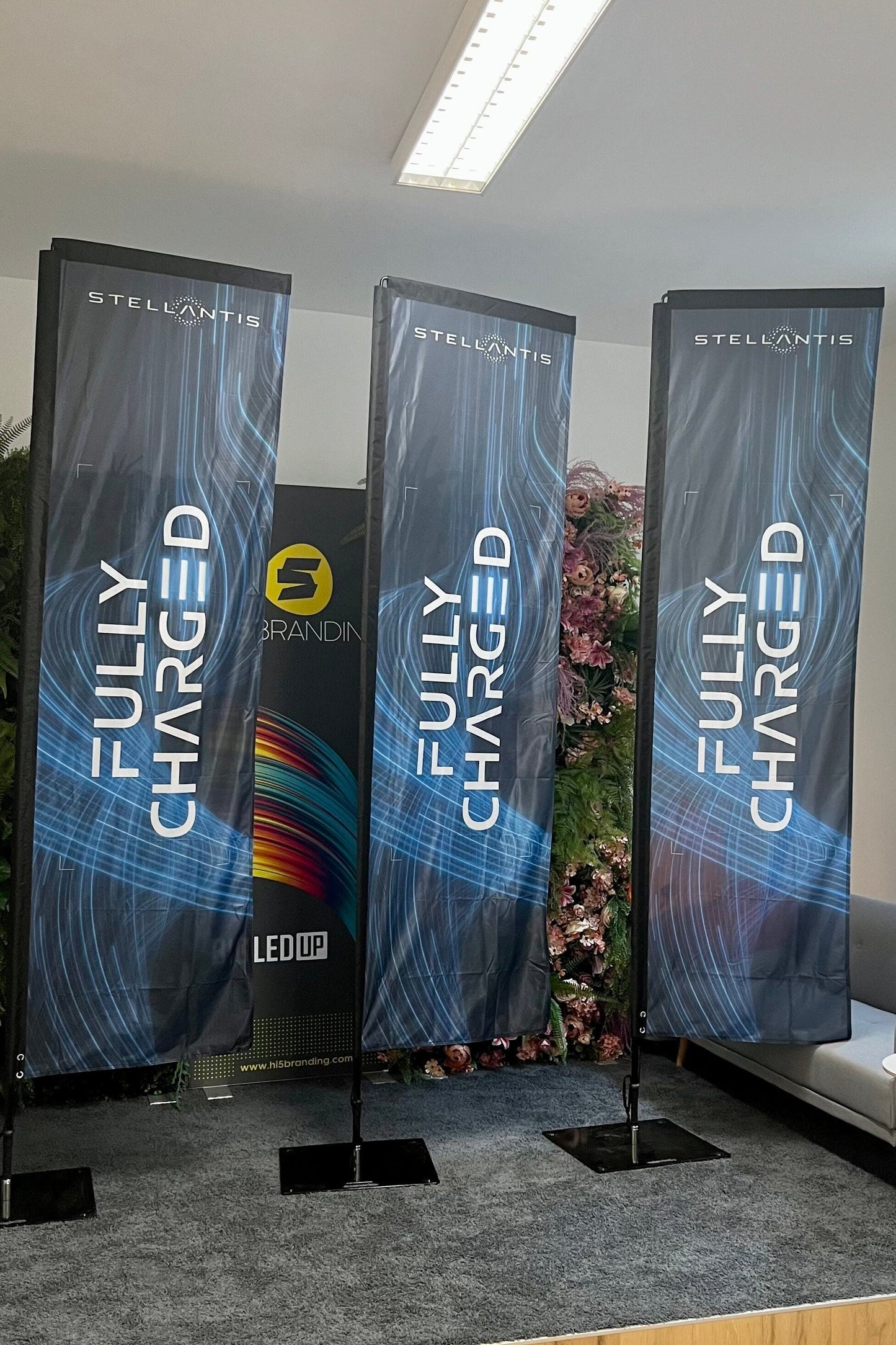 Praktische Beachflags im rechteckigen Design und vielseitiger Funktionalität für auffällige Werbung und Events.