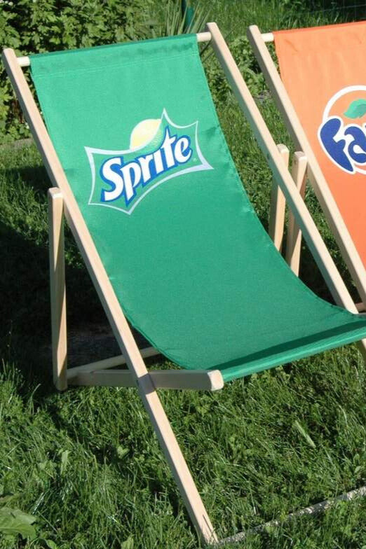 Liegestuhl von hi5branding mit individuell bedrucktem Stoffbezug als stilvolle Sitzgelegenheit für Events