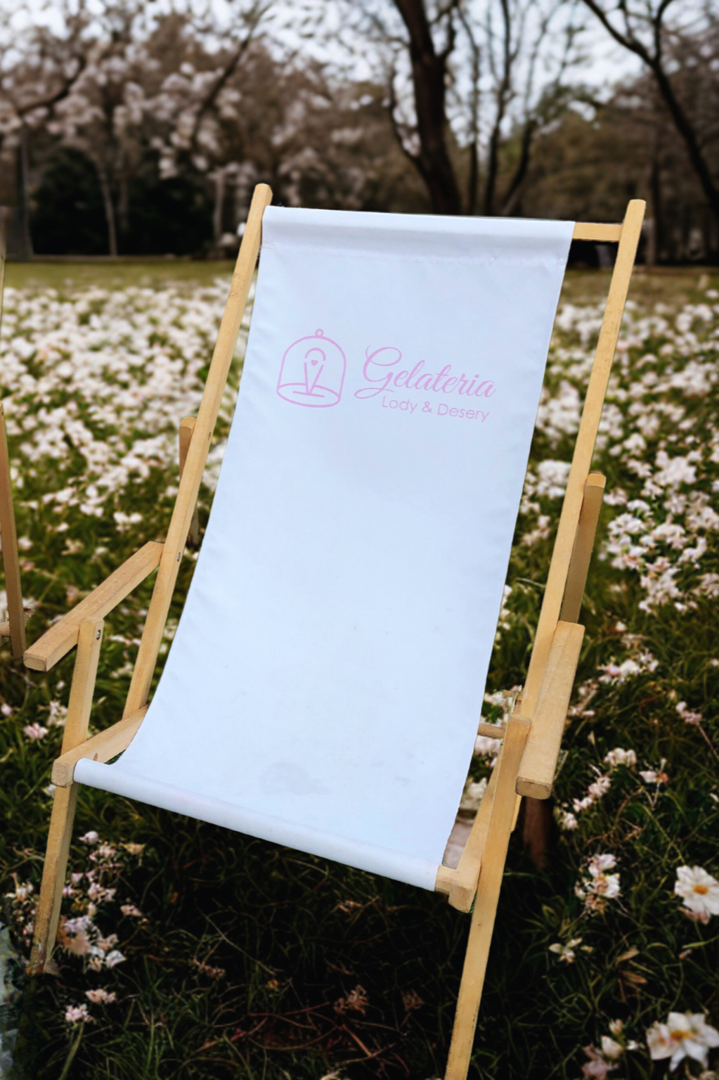 Liegestuhl von hi5branding mit individuell bedrucktem Stoffbezug als stilvolle Sitzgelegenheit für Events