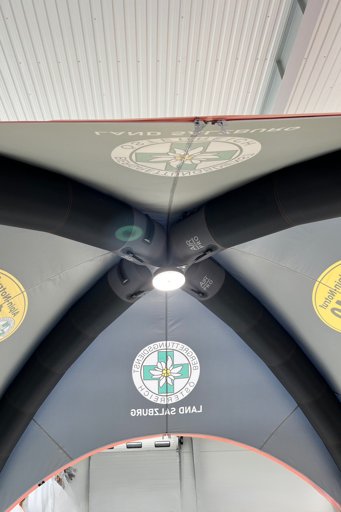 Innenansicht des Square Tent PRO mit LED Beleuchtung