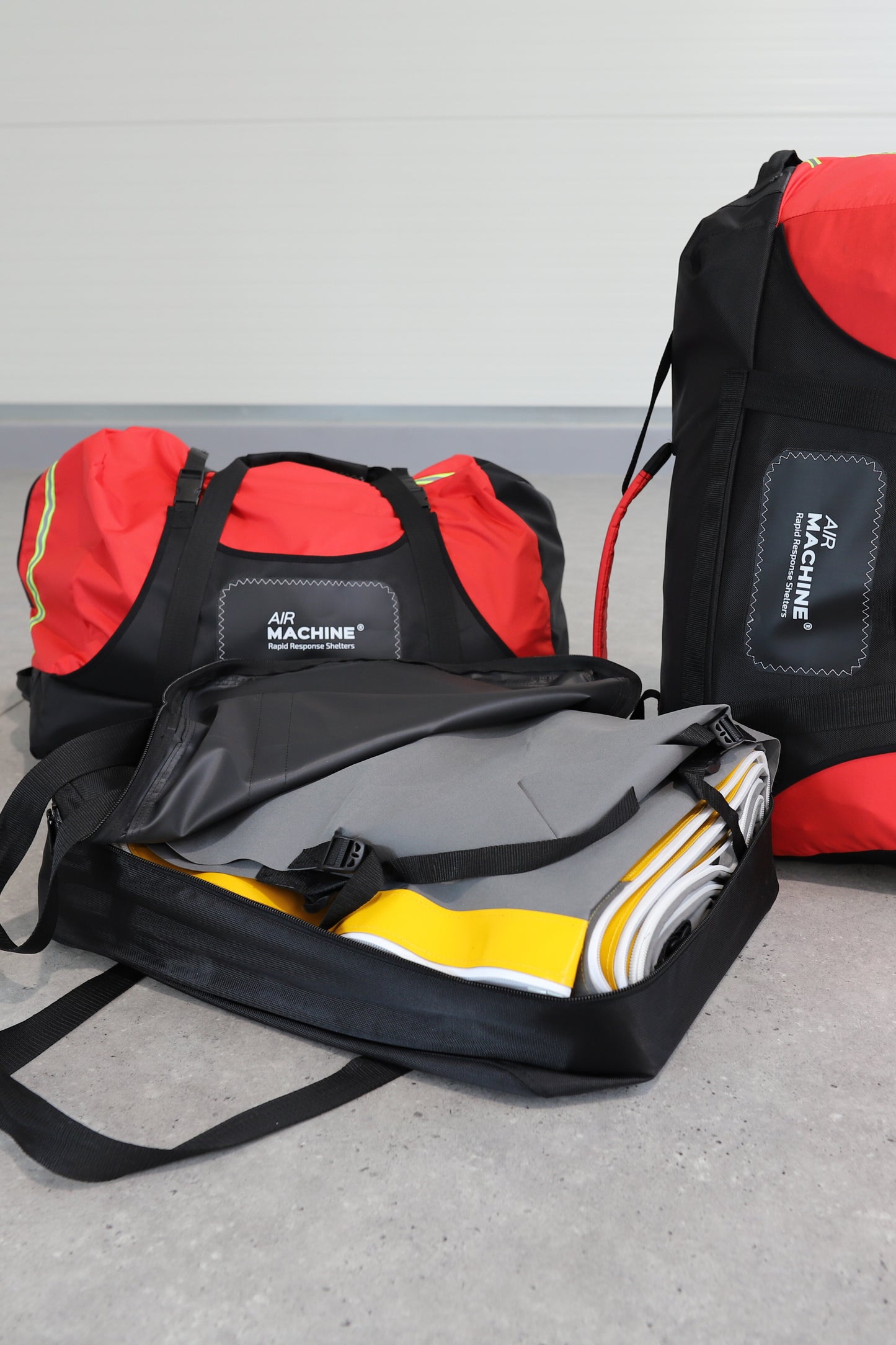 Square Tent PRO kompakt verpackt in robusten Rucksäcken mobil effizient und sofort einsatzbereit