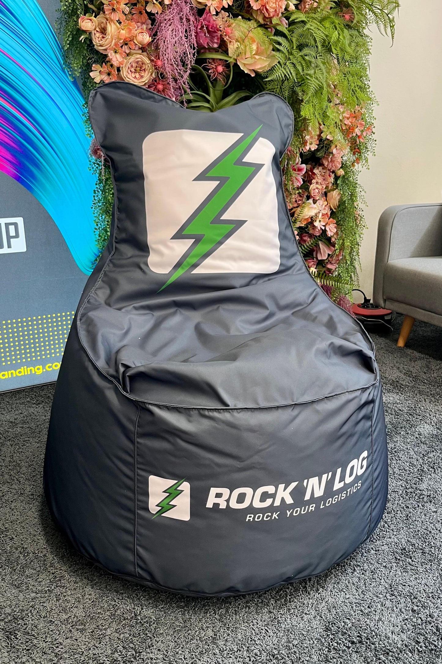 Moderner Sitzsack mit Firmenlogo von hi5branding individuell bedruckt und hochwertig verarbeitet