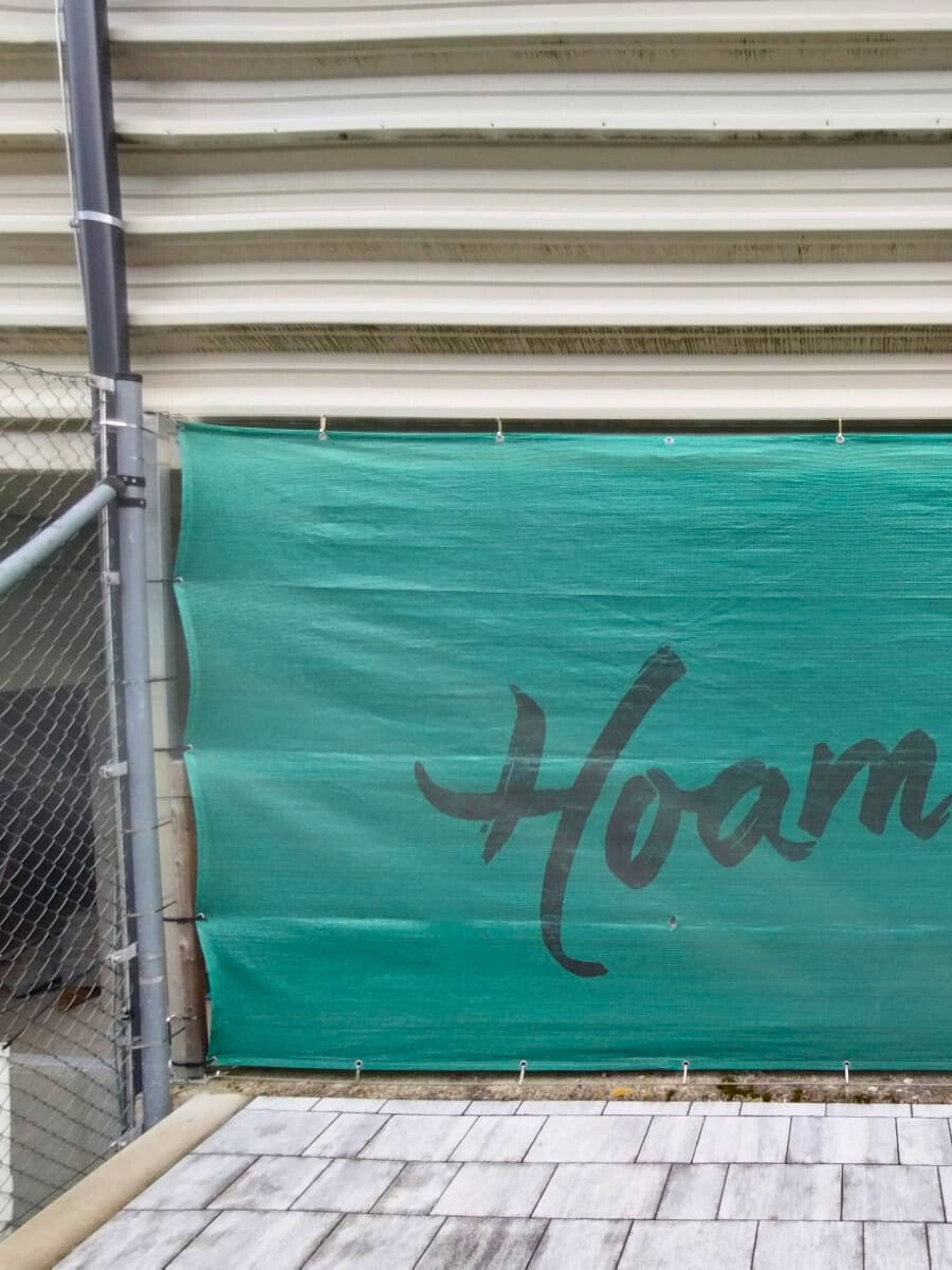 Tennisblende mit Logo Druck am Spielfeldzaun als Windschutz und Werbefläche für Vereine und Sponsoren