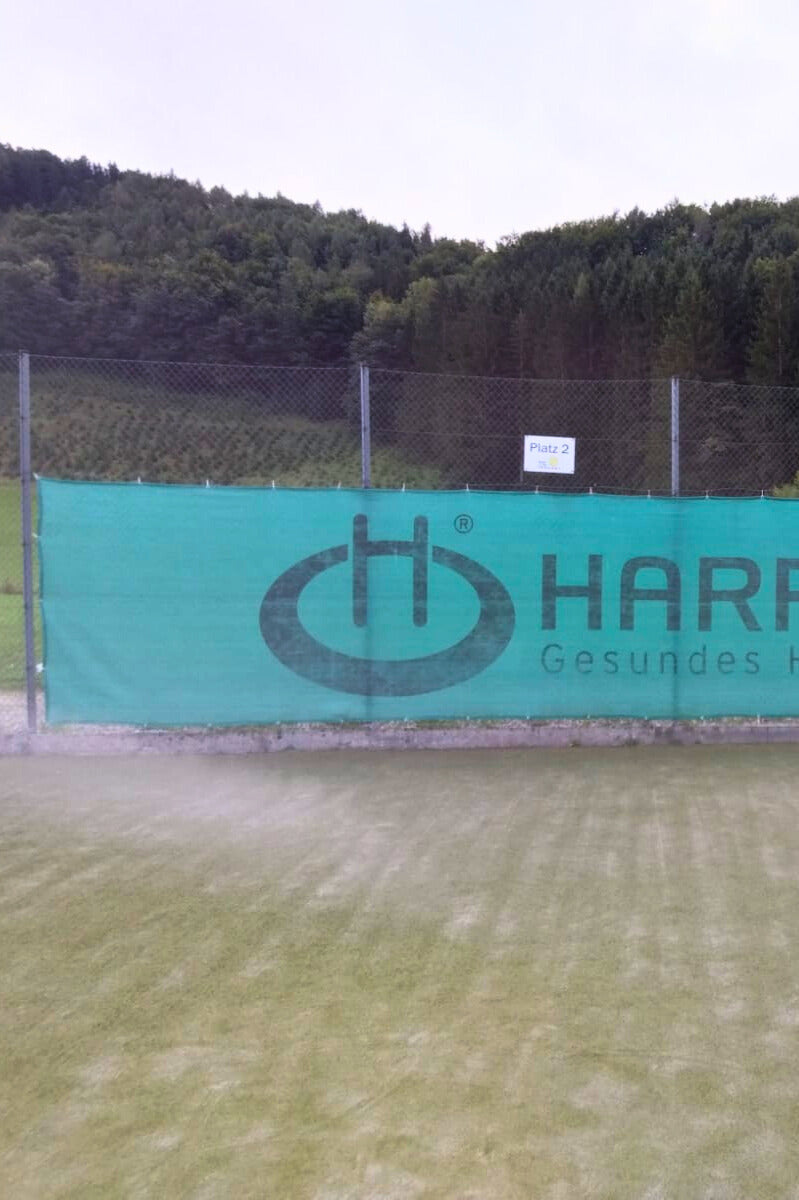 Tennisblende mit Logo Druck am Spielfeldzaun als Windschutz und Werbefläche für Vereine und Sponsoren