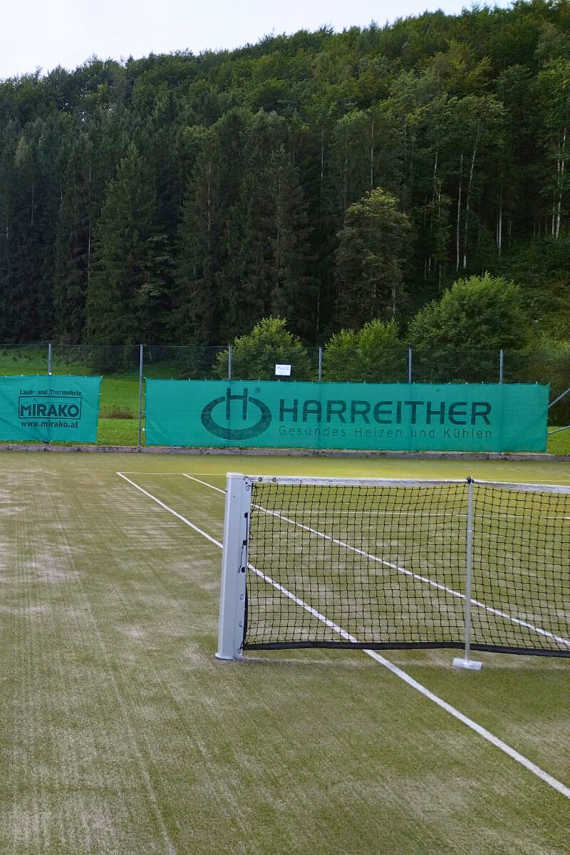 Tennisblende mit Logo Druck am Spielfeldzaun als Windschutz und Werbefläche für Vereine und Sponsoren