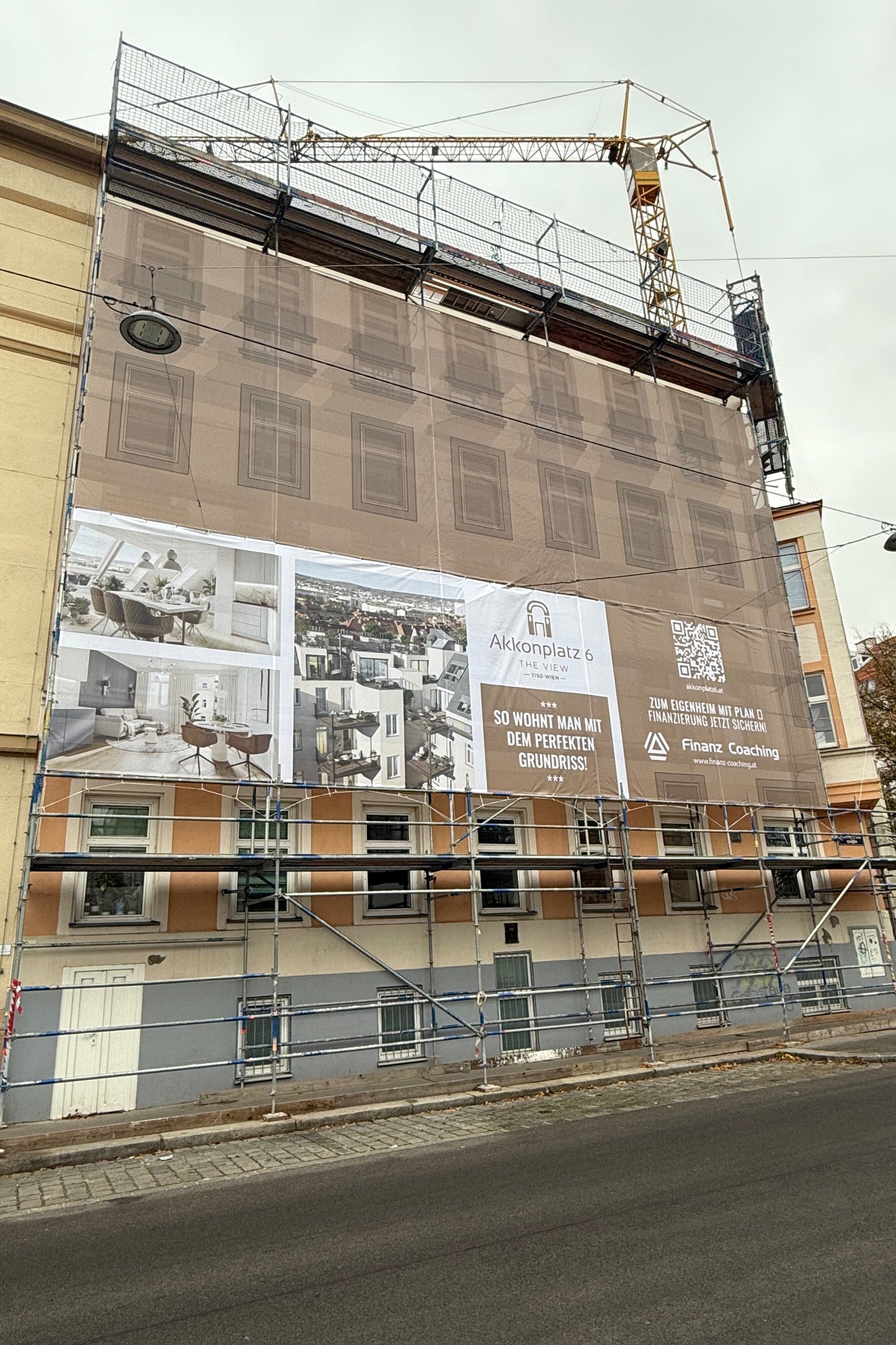 Werbebanner an der Hausfassade mit individueller Gestaltung und wetterfestem Material