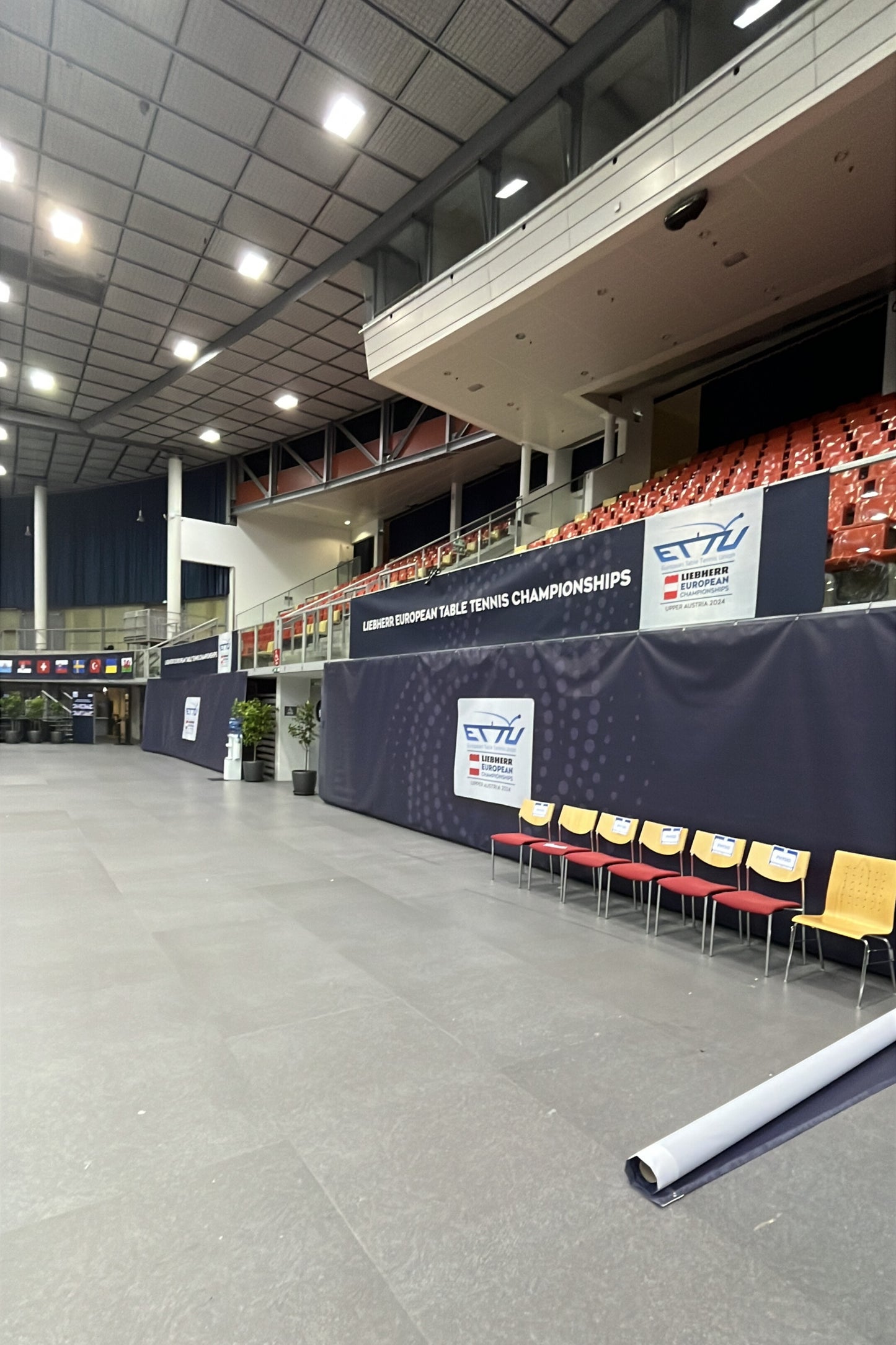 Werbebanner über dem Spielfeld in der Turnhalle mit hochwertigem Druck und klaren Farben