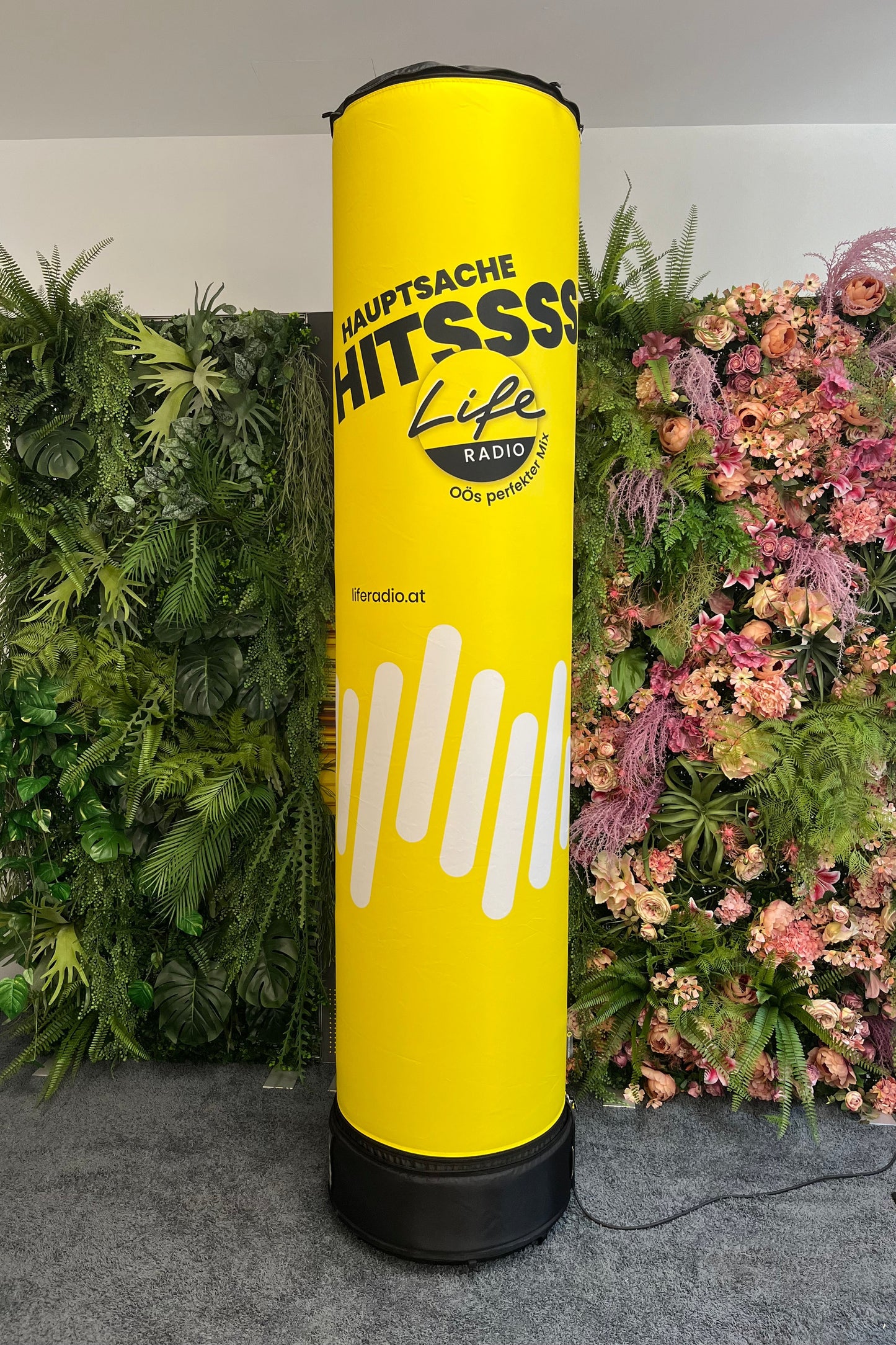 Aufblasbare Werbesäule für Life Radio