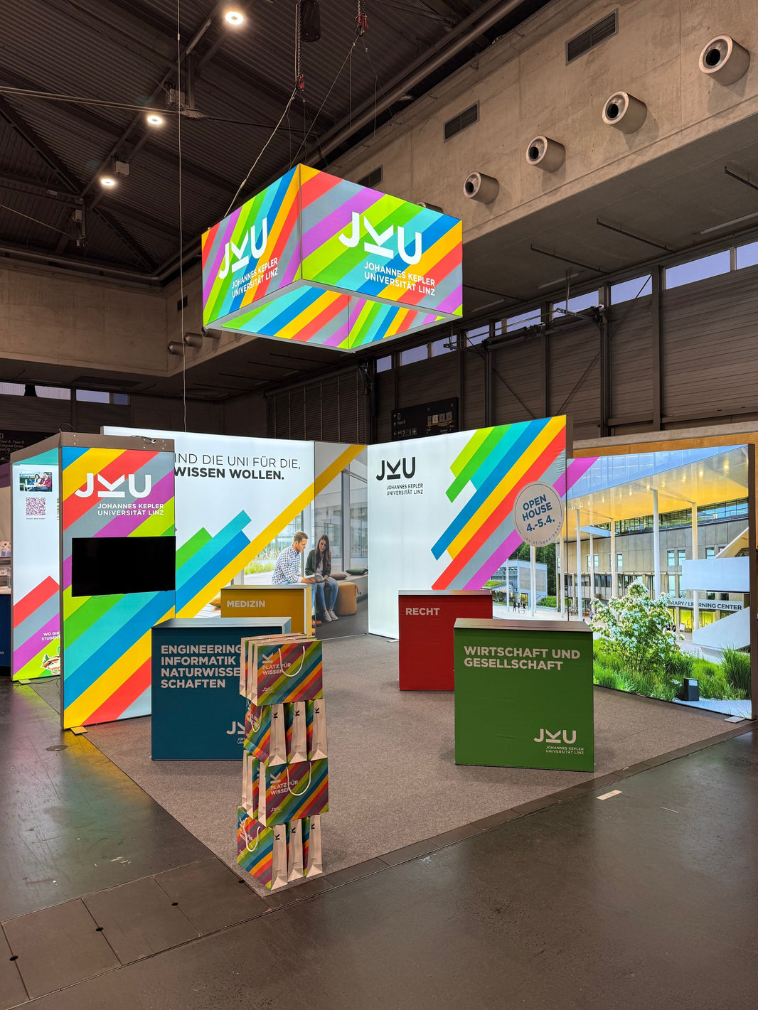 Eine Bühne entsteht für die JKU